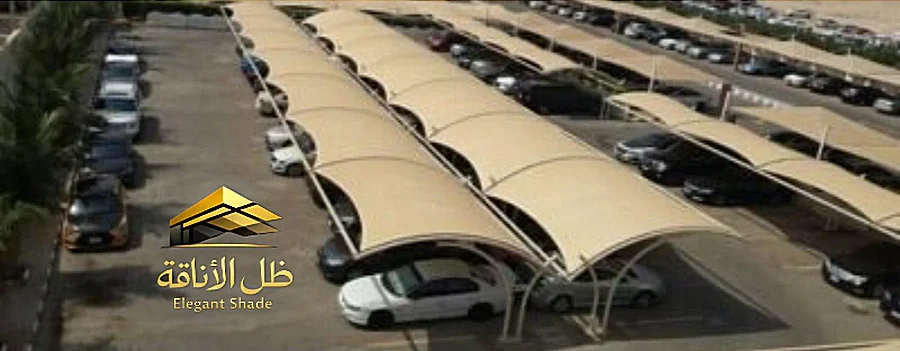 مظلات مواقف سيارات متعددة في جدة مع توزيع منظم للأعمدة